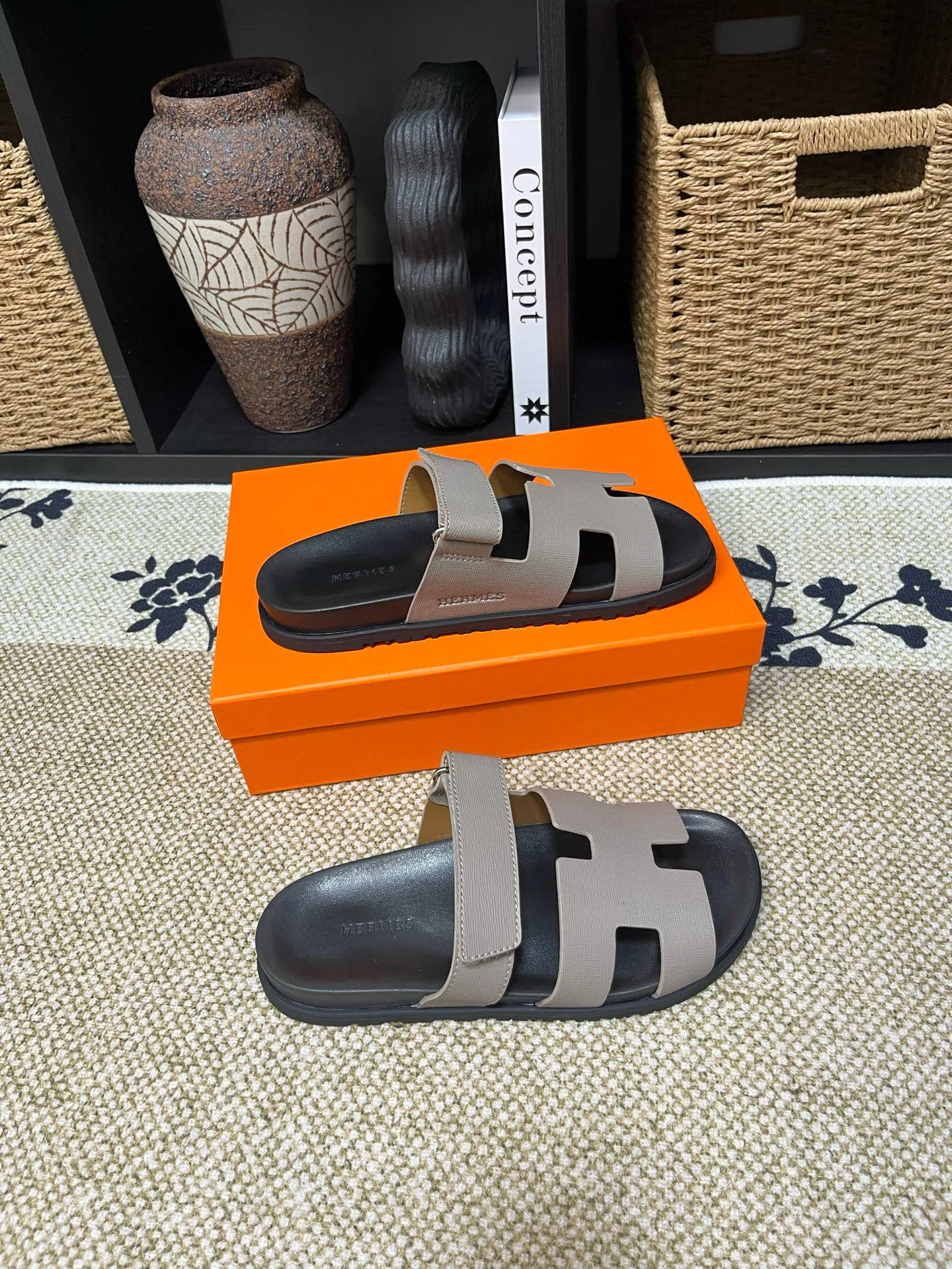 P300 Long-term stock Hermes men’s Kazimir slippers for couples - top quality woven calfskin functional sandals with intertwined uppers inspired by the “H” iconic pattern to create a casual look, perfect for summer. Imported cowhide + cowhide lining + TUP outsole Size: 35-46